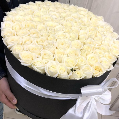 Купить на заказ 101 белая роза в коробке с доставкой в Шахтинске