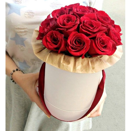 Купить на заказ 11 красных роз в коробке с доставкой в Шахтинске