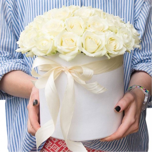 Купить на заказ 25 белых роз в коробке с доставкой в Шахтинске