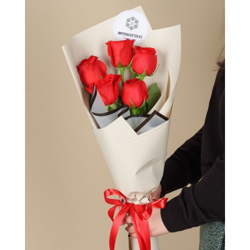 Купить на заказ Букет из 5 красных роз с доставкой в Шахтинске