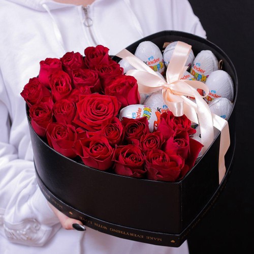 Купить на заказ Коробка роз и киндеров с доставкой в Шахтинске